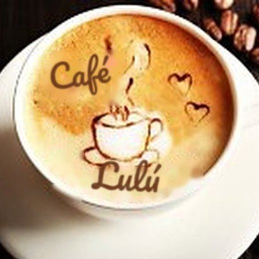 Un café con leche con «Café Lulú» dibujado en la espuma